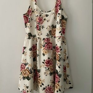 4/$20❤️‍🔥 Flower patterned skater dress
